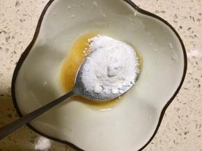 下面我们准备糖汁，一勺蜂蜜再加入剩余的椰子粉，搅拌均匀