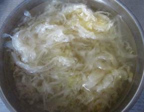 酸白菜用水冲一下滤水备用。我用的酸白菜不咸，如果酸白菜咸味中可以多用水冲一下，不要过咸了