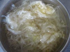 酸白菜用水冲一下滤水备用。我用的酸白菜不咸，如果酸白菜咸味中可以多用水冲一下，不要过咸了