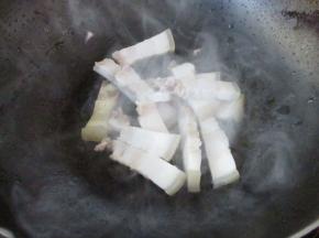 锅中放少许油，五花肉切片煸炒。我是家里刚好有煮好的五花肉，就用了熟的，也可以用生的。