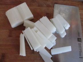 把年糕先切段，再切成薄片