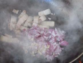 肉炒到出油后放入蒜末和洋葱末翻炒出香味