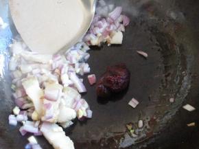 放入一勺韩式辣酱