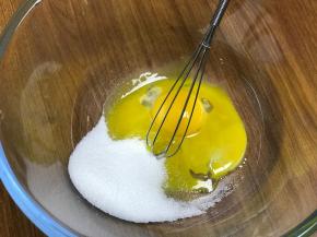 蛋黄加入砂糖或者糖粉30克搅匀