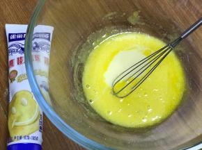 加入炼乳搅匀