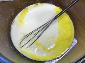 加入淡奶油和牛奶，搅匀