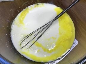 加入淡奶油和牛奶，搅匀