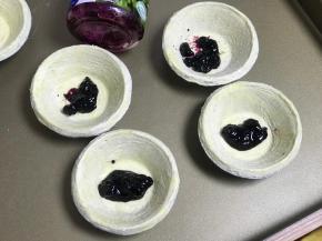 蛋挞皮中放一小勺蓝莓酱