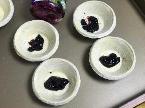 蛋挞皮中放一小勺蓝莓酱