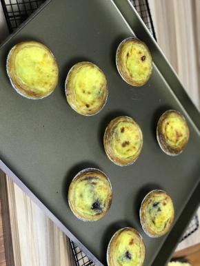 出锅，带有蓝莓酱的蛋挞，口味非常香甜