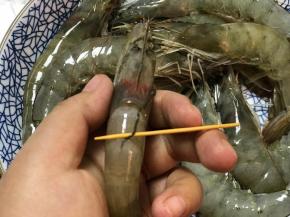 准备大虾去除虾线