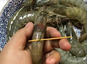 准备大虾去除虾线