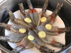 放入盘子里铺几片姜上锅蒸，开锅后蒸5分钟即可