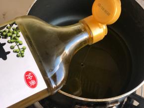 在锅中倒入少量花椒油，小火加热