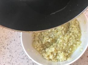 油烧开后倒入一半的油在蒜蓉碗中，搅匀至不起泡为止