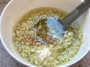 再倒入另外一半的油，晾一分钟，倒入一小勺鸡粉，半小勺盐，一小勺一品鲜，半小勺老抽搅匀