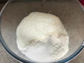 混合粉类，搅匀