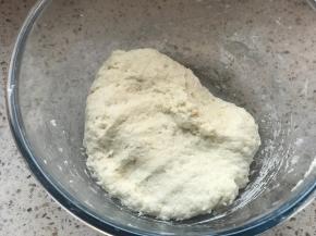 加入酸奶合成面团，如果特别稀的酸奶酌情减少用量，成团即可，不需要揉面，改保鲜膜醒面20分钟