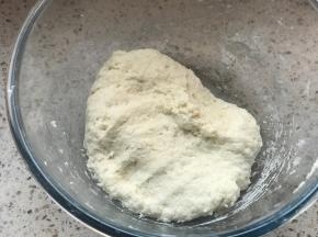 加入酸奶合成面团，如果特别稀的酸奶酌情减少用量，成团即可，不需要揉面，改保鲜膜醒面20分钟