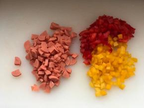 准备彩椒切丁，火腿肠切丁