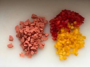 准备彩椒切丁，火腿肠切丁