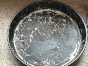 9寸披萨盘撒少许面粉