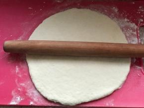 面团揉至光滑，并擀成面饼