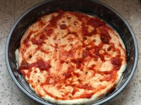 铺好披萨盘中，涂少许披萨酱