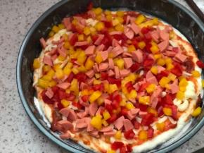 铺好彩椒丁和火腿肠丁