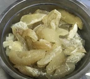 海参处理干净，切好