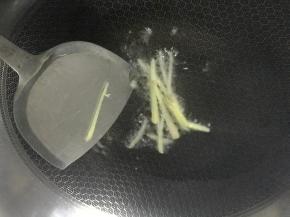 锅倒热油，倒入姜丝翻炒