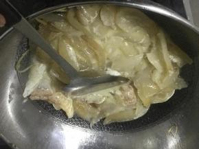 倒入海参，大火翻炒