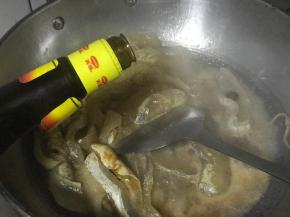 放入一品鲜，美极鲜，耗油，继续炒一分钟