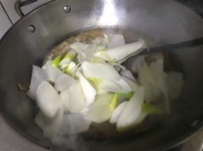 放入葱段，炒葱变软