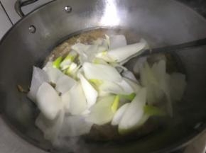 放入葱段，炒葱变软