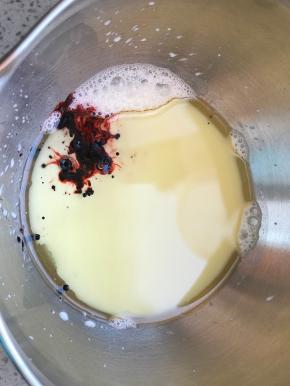 玉米油和牛奶还有红丝绒液放入盆中