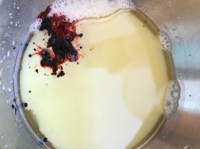 玉米油和牛奶还有红丝绒液放入盆中