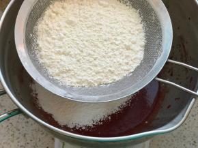筛入低筋面粉