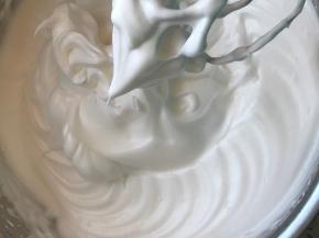 蛋白分三次加糖打至干性发泡