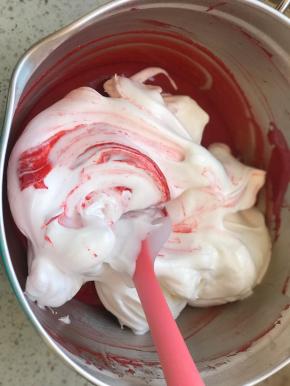 取三分之一蛋白加入蛋黄糊中，翻拌均匀