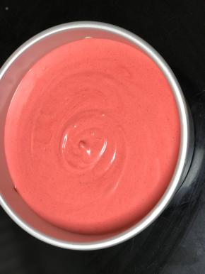 倒入模具中，震出气泡