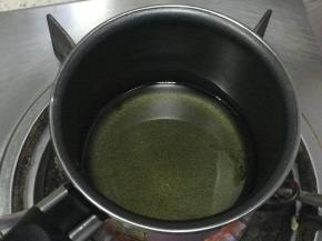 加热油至起小泡泡