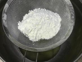 把油倒进一个打蛋盆中，筛入低筋面粉