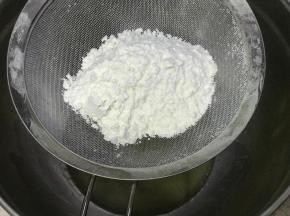 把油倒进一个打蛋盆中，筛入低筋面粉