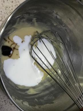 加入牛奶和两克香草精搅匀