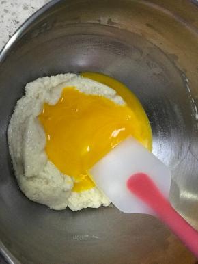 倒入蛋黄