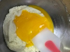 倒入蛋黄