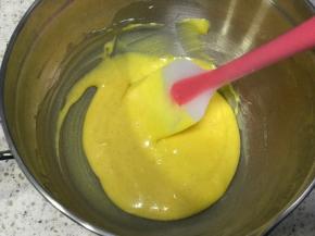 搅匀至细腻的蛋黄糊