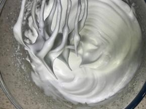 蛋白分3次加糖打至湿干之间的状态