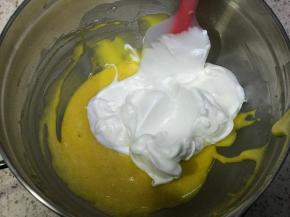 取三分之一蛋白加入蛋黄糊翻拌均匀